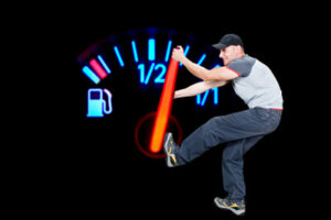 un mécanicien remonte l'aiguille d'essence d'un véhicule thermique