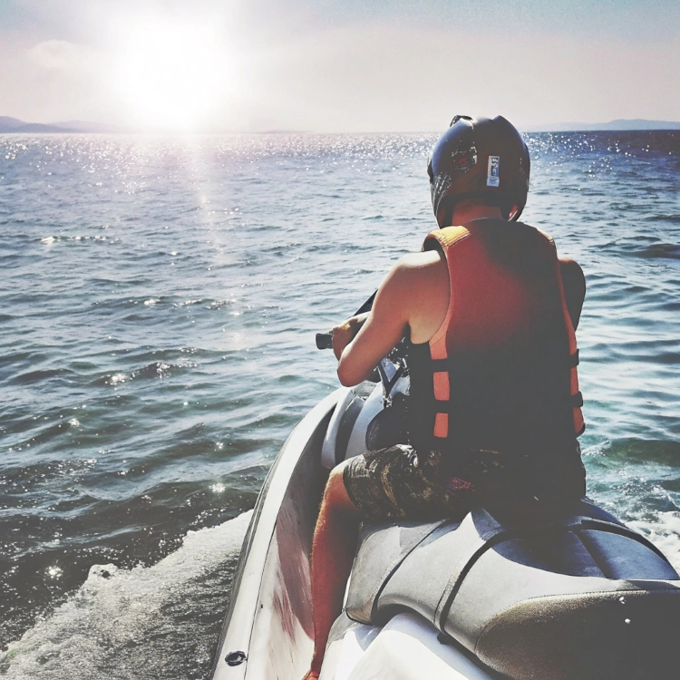 illustration réaliste d'un jet ski sur la mer journée ensoleillée avec un homme de dos (Généré par IA)